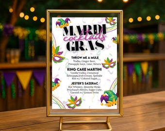 Może przedstawiać: Złota ramka z napisem "Mardi Gras Cocktails" i przepisami na koktajle. Znak zawiera kolorowe ilustracje masek i jest wyświetlany na drewnianym stole z rozmytym tłem zewnętrznym.