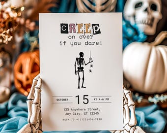 Puede incluir: Una invitación de Halloween con el texto "CREEP on over if you dare!" presenta una ilustración de esqueleto y detalles del evento para el 15 de octubre. La invitación está sostenida por una mano de esqueleto, con una calabaza y una calavera en el fondo.
