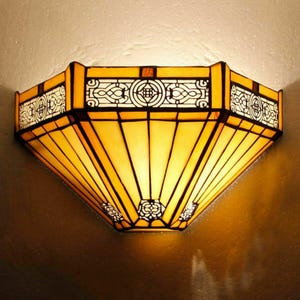 Vägglampa i Tiffany-stil, handgjord, sexkantig, målat glas