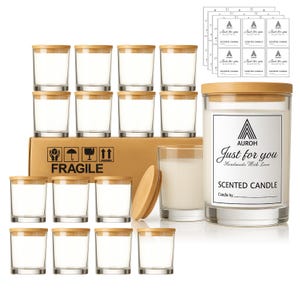 Pode incluir: Um conjunto de potes de velas de vidro transparente com tampas de madeira. A imagem inclui uma vela maior com um rótulo que diz "Just for you, Handmade With Love, Scented Candle". Vários rótulos também estão incluídos.