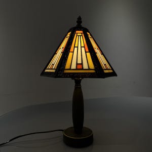 Tiffany-Tischleuchte, 25 cm – Pyramidenförmiger Lampenschirm aus Buntglas, handgefertigte Nachttischleuchte, Vintage-Lampe für Wohn- und Schlafzimmer