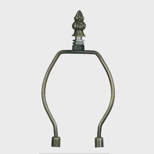 Pode incluir: Um suporte de lâmpada em tom bronze com um remate decorativo. O suporte tem um design curvo com uma base roscada e um topo decorativo. O remate é um design detalhado e ornamentado. O suporte da lâmpada foi concebido para segurar um abajur.