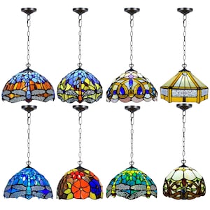 Könnte beinhalten: Acht Buntglas-Pendelleuchten mit Libellen- und Blumendesigns. Die Leuchten sind in verschiedenen Farben, darunter Blau, Grün, Gelb und Orange.