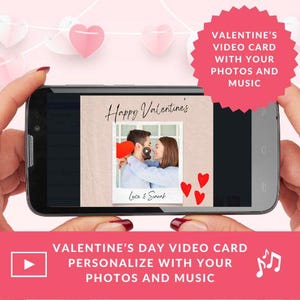 Puede incluir: La pantalla de un teléfono inteligente muestra una plantilla de tarjeta de video de San Valentín con una foto de pareja y el texto "Happy Valentine's" y "Luce & Sininh". La tarjeta de video está decorada con corazones rojos. El texto "Tarjeta de video del Día de San Valentín Personaliza con tus fotos y música" se muestra debajo del teléfono inteligente.