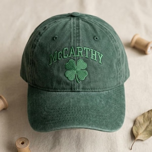 McCarthy Nachname-Hut, kundenspezifische irische Namenskappe, bestickter Kleeblatt-Namenshut, St Patricks Day Familiengeschenk, gewaschene grüne Dad-kappe, irischer Stolz
