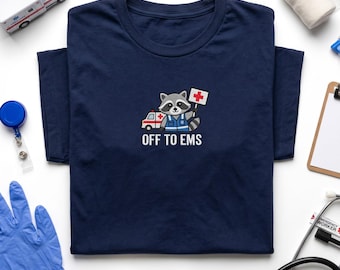 Camiseta de emergencias médicas con mapache bordado, linda camiseta "Rumbo a las emergencias médicas", regalo divertido para paramédicos, ropa para personal de primeros auxilios, camiseta de graduación para nuevos técnicos de emergencias médicas.