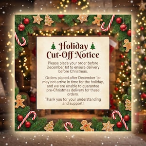 Puede incluir: Un aviso de corte de pedidos navide&ntilde;os, rodeado de decoraciones festivas. El texto sobre un fondo crema indica que se debe pedir antes del 1 de diciembre para asegurar la entrega antes de Navidad. Hombres de jengibre, bastones de caramelo y adornos decoran el borde.