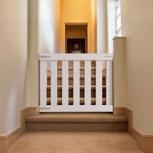 Stronghold Child & Dog Safety Gate – Wooden Baby Gate, Pet Barrier, Extra Strong Indoor Stair Gate