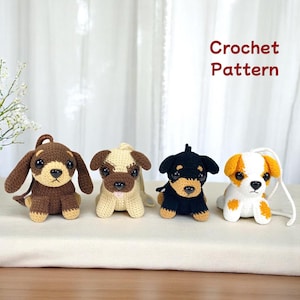 Könnte beinhalten: Vier gehäkelte Hundefiguren in Braun, Creme, Schwarz und Weiß mit verschiedenen Markierungen. Jeder Hund hat ein einzigartiges Design mit Schlappohren und kleinen Schwänzen. Der Text "Crochet Pattern" wird in Rot angezeigt.