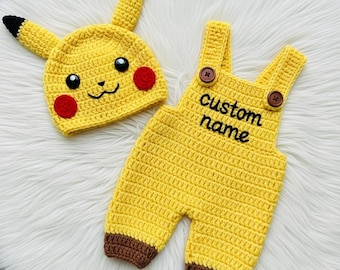 Babyvirkad outfitset, Pikachu-mössa och overall med eget namn, handgjorda virkade kläder, bedårande babykläder