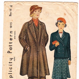 Puede incluir: Patrón de costura vintage Simplicity para un abrigo y una falda para mujer. El patrón es para la talla 12 y es de 1915. El patrón está impreso en un papel marrón claro con un diseño a cuadros en blanco y negro. El patrón incluye instrucciones para hacer el abrigo y la falda.