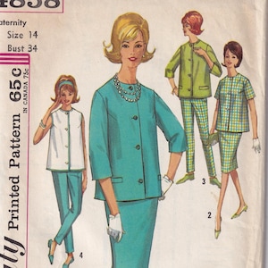 Könnte beinhalten: Vintage Simplicity Schnittmuster für Umstandsmode, Größe 14, Brustumfang 86 cm. Das Cover zeigt Illustrationen von Frauen in Outfits in Türkis, Grün und Weiß. Die Outfits umfassen einen Hosenanzug, einen Rockanzug und ein Oberteil-Hosen-Set.