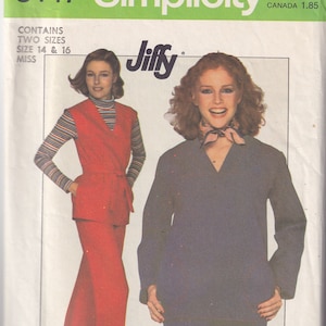 Pode incluir: Padrão de costura Simplicity número 8147, Jiffy, contém dois tamanhos, tamanho 14 e 16, para senhoras. O padrão mostra duas mulheres vestindo roupas diferentes. Uma mulher está vestindo um macacão vermelho com uma camisa listrada por baixo. A outra mulher está vestindo uma blusa e calças cinzas.