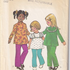 Puede incluir: Un patrón de costura para tres atuendos infantiles. El patrón incluye una blusa floral de manga larga con pantalones, un vestido de manga corta con pantalones y una blusa de manga larga con pantalones. El patrón es para las tallas 5, 24 y 21 1/2. El patrón no es reembolsable.