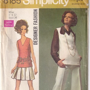 Puede incluir: Un patrón de costura vintage para un conjunto de falda y pantalón. El patrón es para una talla 12, pecho 86 cm. El patrón es de Simplicity y es el número 8185. El patrón es para un look de moda de diseño.