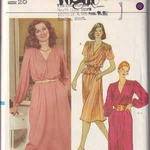 Può includere: Modello di cucito Vogue vintage con tre modelli di abiti. Il modello include un abito rosa a maniche lunghe con cintura, un abito a righe con peplo e un abito lungo magenta con cintura. Taglia 20.