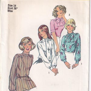 Peut inclure: Patron de couture Simplicity 6625 vintage. Le patron présente des illustrations de chemisiers de différents styles, dont un haut rayé, une chemisier blanche, une chemisier rose avec un nœud et une chemisier à imprimé floral. Taille 14.