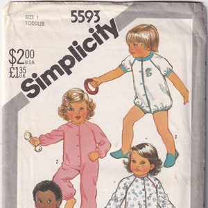 Peut inclure: Un patron de couture pour confectionner des pyjamas pour tout-petits. Le patron comprend quatre styles différents : un pyjama blanc avec une applique bleue, un pyjama rose, un pyjama blanc avec un imprimé coloré et un pyjama jaune avec un col blanc. Le patron est de Simplicity et est de taille 1 pour tout-petit.