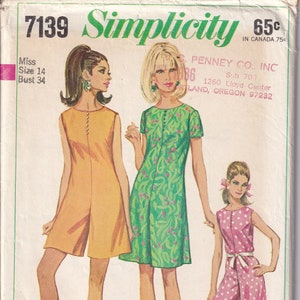 Peut inclure: Patron de couture Simplicity numéro 7139 pour une combinaison courte, une robe à manches courtes à imprimé floral et une combinaison à pois. Le patron est pour la taille 14, tour de poitrine 86 cm.