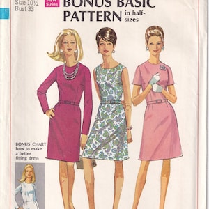 Op de afbeelding: Een vintage naaipatroon voor een jurk in drie verschillende stijlen. Het patroon is voor maten 10 1/2 tot 24 1/2 en bevat een bonuskaart om een beter passende jurk te maken. Het patroon is van Simplicity en heet "Bonus Basic Pattern in half-sizes".