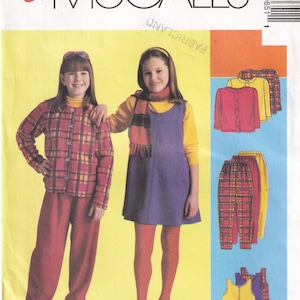 Op de afbeelding: Een naaipatroon voor kinderkleding. Het patroon bevat een geruit overhemd, een broek, een jurk en een top zonder mouwen. Het patroon is voor de maten 7 (klein) en petite.