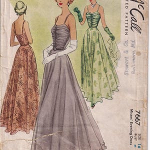 Può includere: Una busta di cartamodello vintage McCall per un abito da sera lungo fino ai piedi, numero 7667, taglia 16, busto 34. L'illustrazione mostra tre varianti di un abito senza maniche con corpetto arricciato e gonna ampia in grigio, verde e marrone.