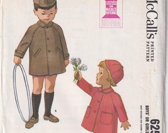 Puede incluir: Patrón McCall's vintage 6255 para un abrigo y gorro de niño/a. La ilustración muestra a un niño con abrigo y gorro marrón sosteniendo un aro, y a un niño con abrigo y gorro rojo sosteniendo flores. El patrón es talla 3.