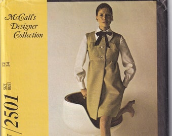 Puede incluir: Un patrón de costura vintage de McCall's Designer Collection con un diseño de vestido de Geoffrey Beene. El patrón es para la talla 12, busto 34. La portada del patrón presenta una modelo con un vestido beige sin mangas con una corbata de lazo negra y una blusa blanca. La modelo está sentada en una silla blanca con forma de huevo.