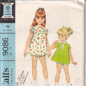 Puede incluir: Patrón de costura vintage McCall's para un vestido de niña en dos versiones y bragas. La ilustración muestra a dos niñas pequeñas con los vestidos. El patrón incluye el texto "Suitable for Chubbies Patterns" y "Size 4".
