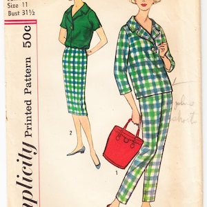 Puede incluir: Patrón de costura vintage Simplicity número 2698 para una talla junior 11, busto 31 1/2 pulgadas. El patrón incluye instrucciones para un conjunto de top y pantalones de cuadros verdes y blancos. La modelo lleva un bolso de mano rojo.