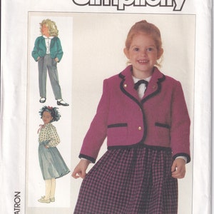 Puede incluir: Un patrón de costura Simplicity para una chaqueta y una falda para niña. El patrón es para las tallas 5-6-6X. La chaqueta es rosa con ribetes negros y la falda es de cuadros negros y blancos.