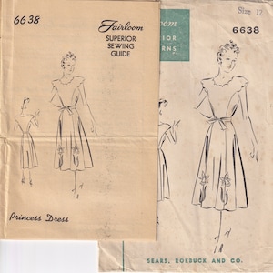 Op de afbeelding: Een vintage naaipatroon voor een prinsessenjurk. Het patroon is van Fairloom Superior Sewing Guide en is maat 12. Het patroon toont een vrouw die een jurk draagt met een strik in de taille en een bloemenontwerp.