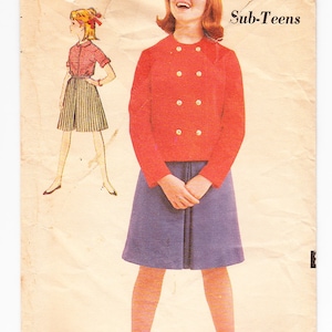 Puede incluir: Patrón Sew-Easy Advance número 3158 para Sub-Teens talla 8S. El patrón incluye instrucciones para una chaqueta roja de doble botonadura y una falda azul plisada.