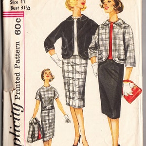 Puede incluir: Patrón de costura Simplicity número 3579 para una talla junior 11 con un contorno de pecho de 80 cm. El patrón incluye tres estilos diferentes: una chaqueta negra con una falda a cuadros, una chaqueta a cuadros con una falda negra y un vestido a cuadros. El patrón es para una talla 60c.