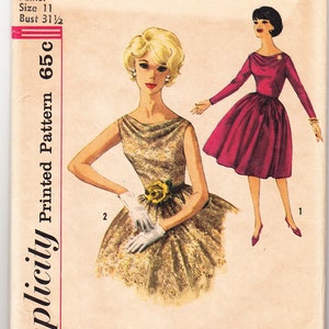 Może przedstawiać: Wzór do szycia Simplicity Printed Pattern 65C, vintage'owy wzór do szycia sukienki. Wzór jest dla rozmiaru młodzieżowego 11 z obwodem klatki piersiowej 80 cm. Wzór pokazuje dwie modelki w różnych stylach sukienek. Jedna modelka nosi złotą sukienkę z żółtym akcentem kwiatowym, a druga modelka nosi różową sukienkę z akcentem kokardki.