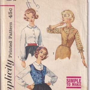 Puede incluir: Patrón de costura vintage Simplicity 4105 para una adolescente talla 10, pecho 30 cm. El patrón incluye tres estilos diferentes de blusas con cuello Peter Pan y mangas largas. El patrón está impreso en un fondo blanco con texto rosa y negro.