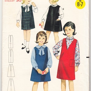 Könnte beinhalten: Ein Vintage-Schnittmuster für ein Mädchenkleid. Das Schnittmuster ist für die Größen 4 bis 12 und umfasst drei verschiedene Stile. Das Schnittmuster ist von Butterick und trägt die Nummer 3235.