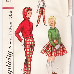 Könnte beinhalten: Simplicity Schnittmuster Nummer 2245, Größe 10, für ein Outfit aus rotem und grünem kariertem Rock und Hose. Das Schnittmuster kostet 50c. Das Bild zeigt drei Mädchen, die das Outfit tragen.