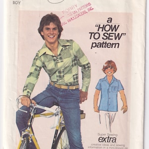 Pode incluir: Um padrão de costura para uma camisa de menino com um título de padrão "Como costurar". O padrão inclui instruções sobre como fazer uma gola de camisa. A imagem mostra um menino vestindo uma camisa xadrez e jeans, andando de bicicleta.