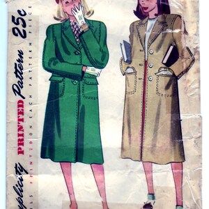 Puede incluir: Patrón de costura vintage Simplicity para un abrigo, con dos modelos que llevan diferentes estilos. El número del patrón es 2348, talla 12, pecho 76 cm, y cuesta 25 centavos. El texto "Simplicity's Truly Teen Style" está impreso en la parte inferior.