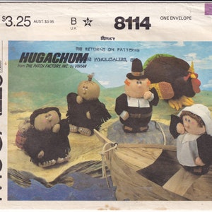 Może przedstawiać: Wzorzec szycia vintage do stworzenia czterech pluszowych zabawek. Wzór nosi nazwę "Hugachum" i pochodzi z The Patch Factory, Inc. autorstwa Vivian. Zabawki obejmują pielgrzyma, indyka i dwie inne postacie. Wzór jest dla McCall's 8114.