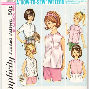 Könnte beinhalten: Ein Vintage-Schnittmuster für Mädchenkleidung. Das Schnittmuster enthält vier verschiedene Stile von Oberteilen und Shorts. Das Schnittmuster ist mit "Simplicity Printed Pattern 500" und "A "How-To-Sew" Pattern" beschriftet.