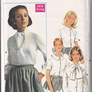 Peut inclure: Un patron de couture vintage pour quatre chemisiers différents. Le patron est pour la taille 12 et le tour de poitrine 34. Le patron est de Butterick et porte le numéro 4946. Le patron est pour un chemisier blanc à col haut et nœud papillon.