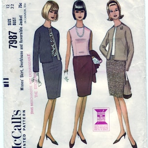 Puede incluir: Un patrón de costura vintage para una falda, una blusa y una chaqueta reversible. El patrón es de McCall's y está etiquetado como "Quickie" y "7987".