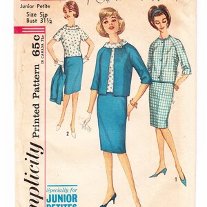 Puede incluir: Un patrón de costura vintage para un conjunto de dos piezas. El patrón es para una talla junior petite 5, busto 31 1/2. El patrón incluye una falda y una chaqueta con un diseño de lunares blancos. El patrón es de Simplicity y es el patrón impreso número 65c.