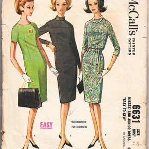 Può includere: Modello di cucito vintage McCall's per un abito da donna e da ragazza, taglia 10, seno 79 cm. Il modello è etichettato come "Facile da cucire" ed è consigliato per i principianti. L'immagine mostra tre modelle che indossano diverse versioni dell'abito: uno verde, uno nero e uno con stampa paisley.