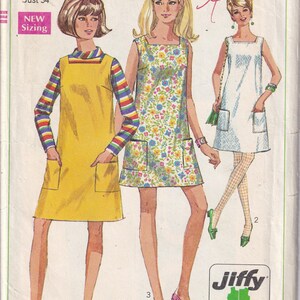 Op de afbeelding: Een Simplicity 7622 naaipatroon-envelop met illustraties van drie mouwloze minijurken met opgestikte zakken. De tekst bevat '7622', 'Simplicity', 'Miss Size 12', 'Bust 34', 'NEW Sizing', 'Jiffy' en 'easy cut easy sew'.