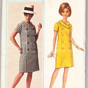 Peut inclure: Un patron de couture vintage pour une robe à double boutonnage. Le patron est pour les tailles 12 1/2 à 22 1/2 et comprend des instructions pour réaliser une robe jaune et une robe en vichy noir et blanc. Le patron est de Butterick et porte le numéro 4501.