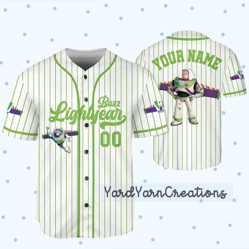 K&ouml;nnte beinhalten: Wei&szlig;-gr&uuml;nes Baseball-Trikot mit Nadelstreifen und Buzz Lightyear-Grafiken. Auf der Vorderseite steht "Buzz Lightyear" in gr&uuml;ner Schrift mit der Nummer "00". Auf der R&uuml;ckseite befindet sich eine Buzz Lightyear-Grafik und Platz f&uuml;r einen Namen. Die &Auml;rmel haben dekorative Akzente.