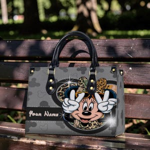 Puede incluir: Un letrero de madera r&uacute;stica con el texto "Welcome to our home" en letras blancas. El letrero presenta un acabado envejecido y un dise&ntilde;o simple y acogedor, perfecto para un porche o entrada.